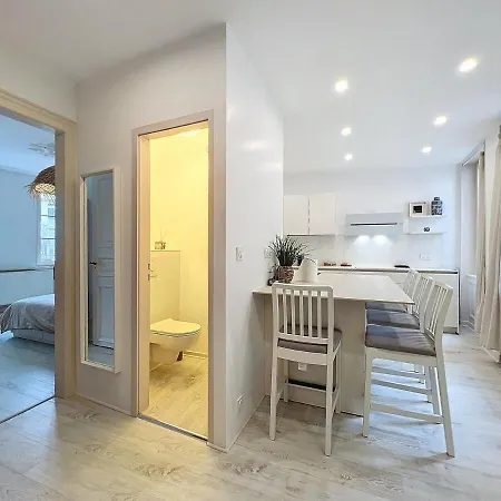 Spacious 2 Bedroom Petite France アパート