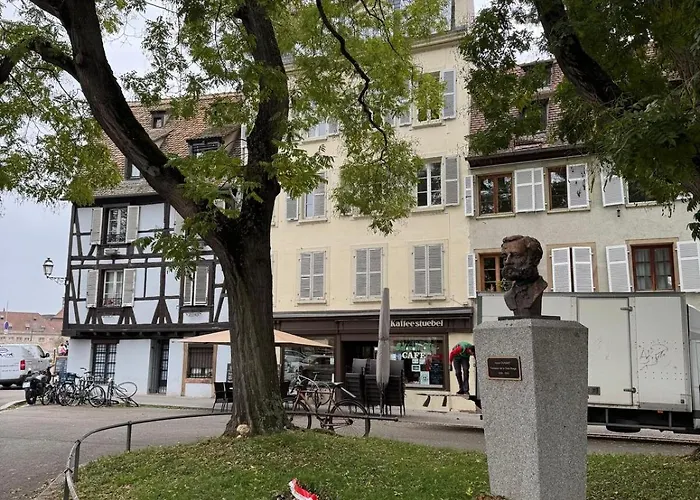 Spacious 2 Bedroom Petite France Appartement *
